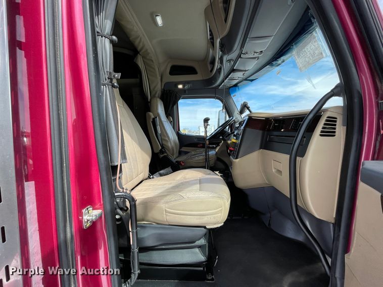 image for item DJ5019 2017 Peterbilt 579  semi truck