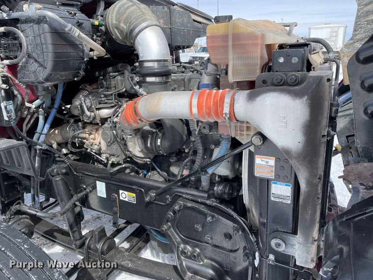 image for item DJ5019 2017 Peterbilt 579  semi truck