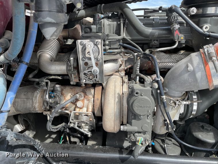 image for item DJ5019 2017 Peterbilt 579  semi truck