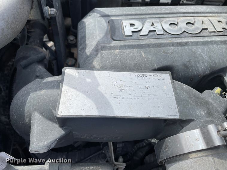 image for item DJ5019 2017 Peterbilt 579  semi truck