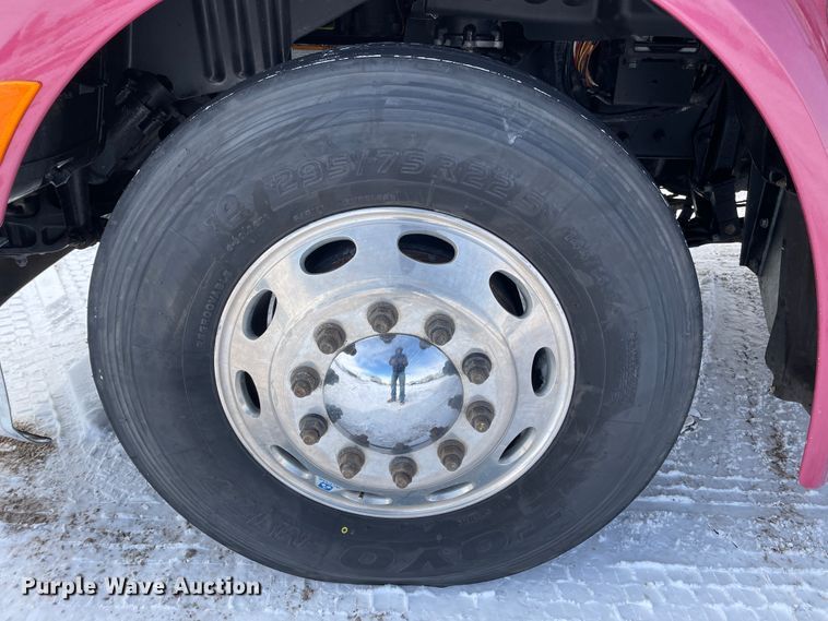 image for item DJ5019 2017 Peterbilt 579  semi truck