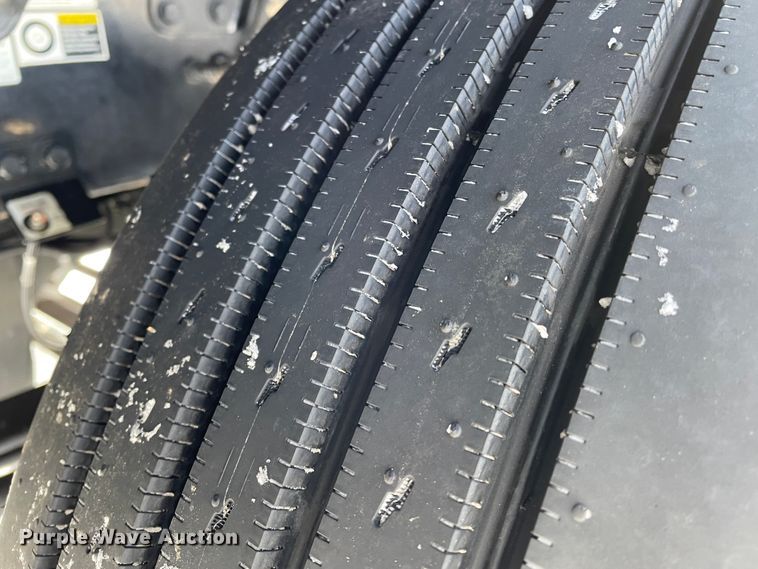 image for item DJ5019 2017 Peterbilt 579  semi truck