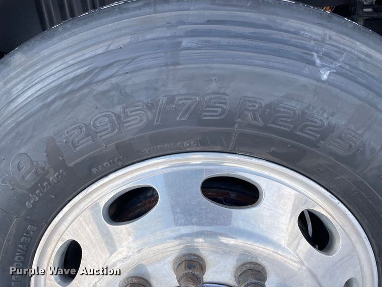 image for item DJ5019 2017 Peterbilt 579  semi truck