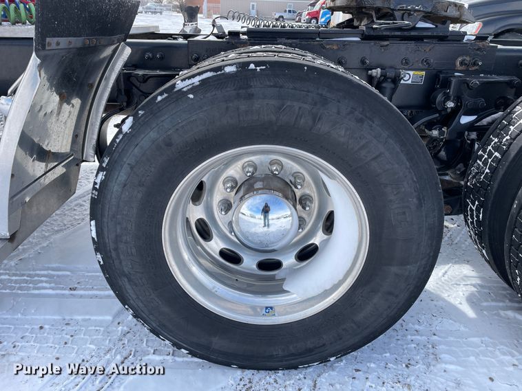 image for item DJ5019 2017 Peterbilt 579  semi truck