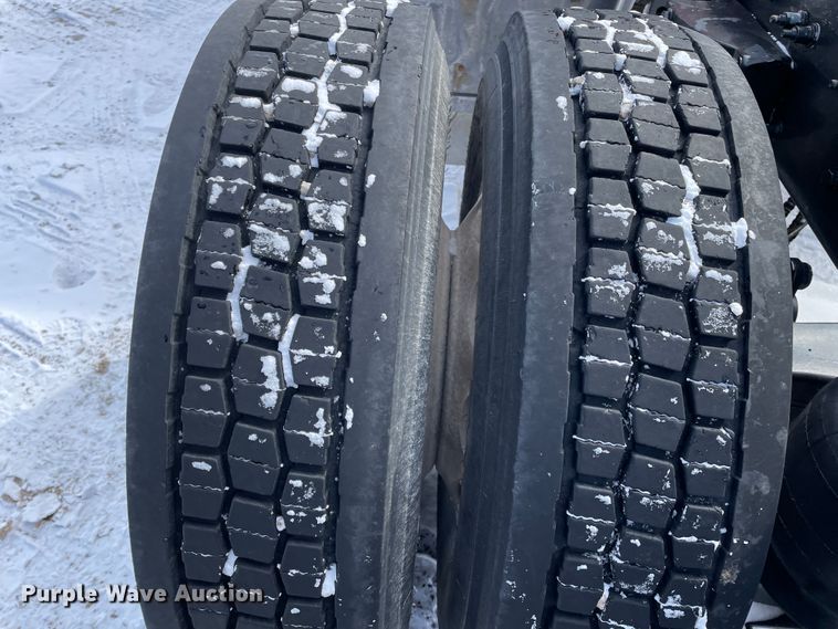 image for item DJ5019 2017 Peterbilt 579  semi truck