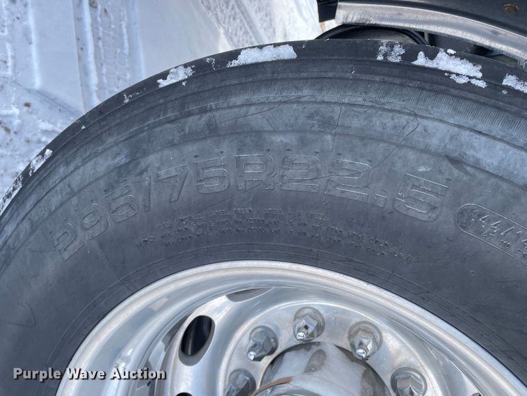 image for item DJ5019 2017 Peterbilt 579  semi truck