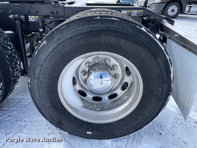 image for item DJ5019 2017 Peterbilt 579  semi truck