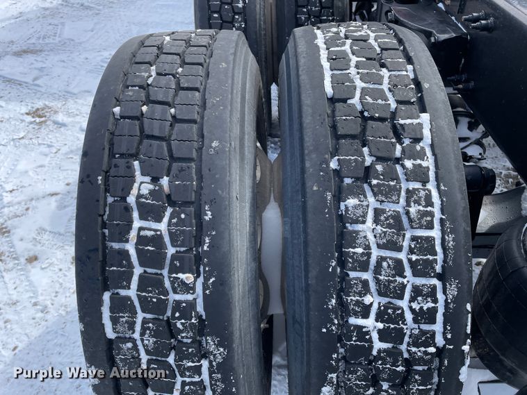 image for item DJ5019 2017 Peterbilt 579  semi truck