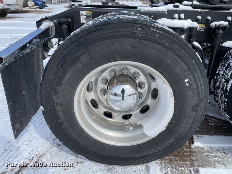 image for item DJ5019 2017 Peterbilt 579  semi truck