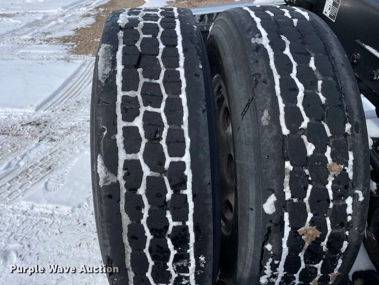 image for item DJ5019 2017 Peterbilt 579  semi truck