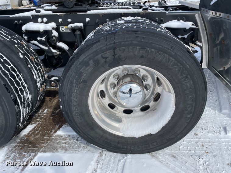 image for item DJ5019 2017 Peterbilt 579  semi truck