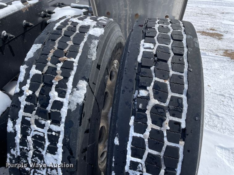 image for item DJ5019 2017 Peterbilt 579  semi truck