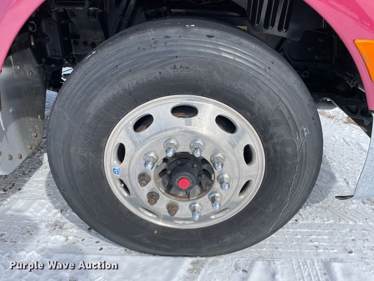 image for item DJ5019 2017 Peterbilt 579  semi truck