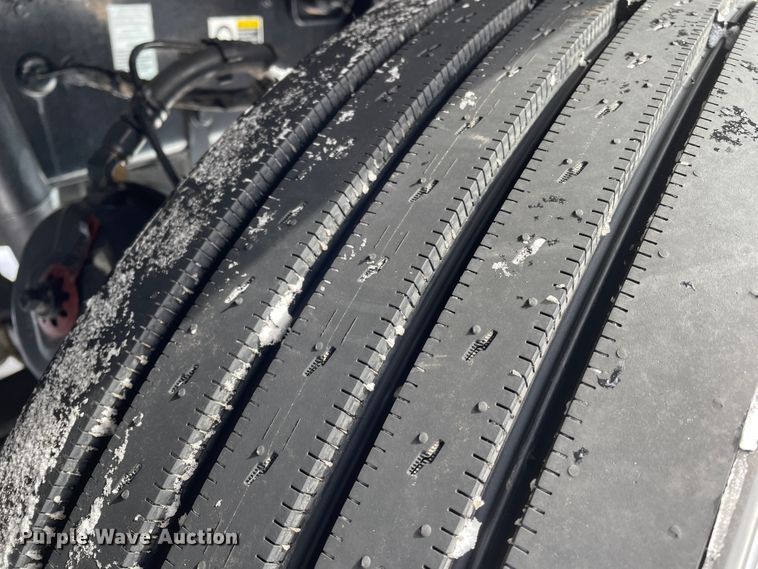 image for item DJ5019 2017 Peterbilt 579  semi truck