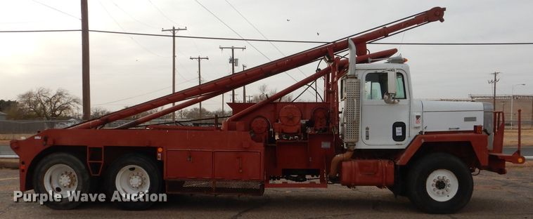 image for item DJ8900 1981 Interntaional F5070  winch truck