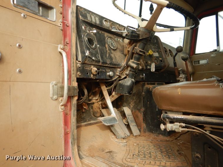 image for item DJ8900 1981 Interntaional F5070  winch truck