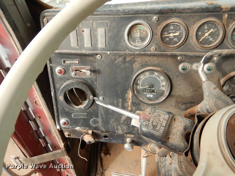 image for item DJ8900 1981 Interntaional F5070  winch truck