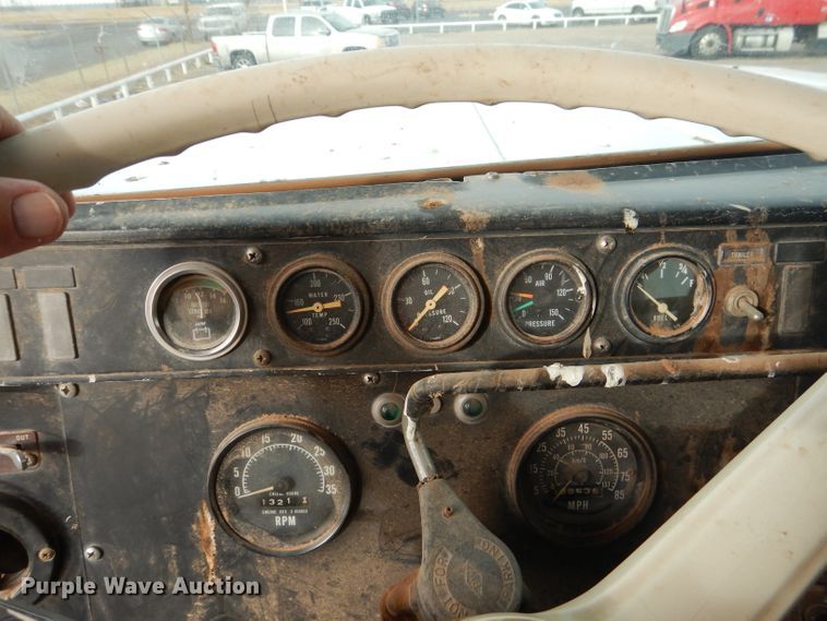 image for item DJ8900 1981 Interntaional F5070  winch truck