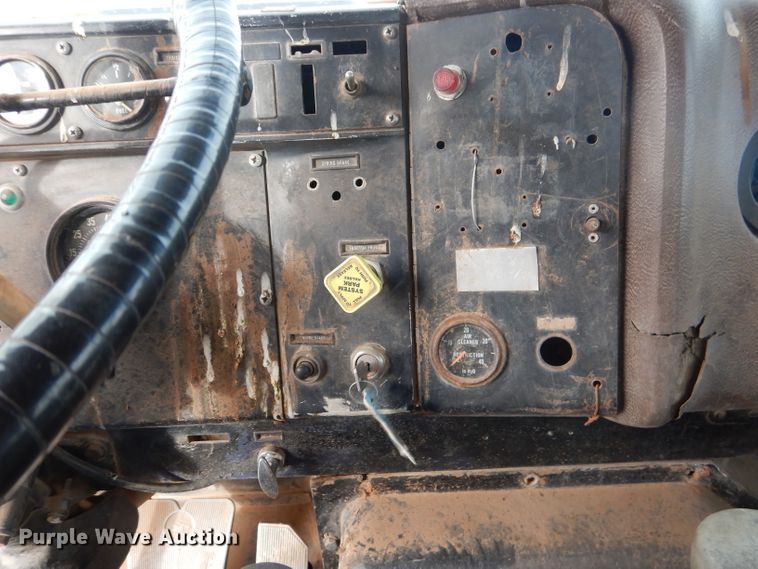 image for item DJ8900 1981 Interntaional F5070  winch truck