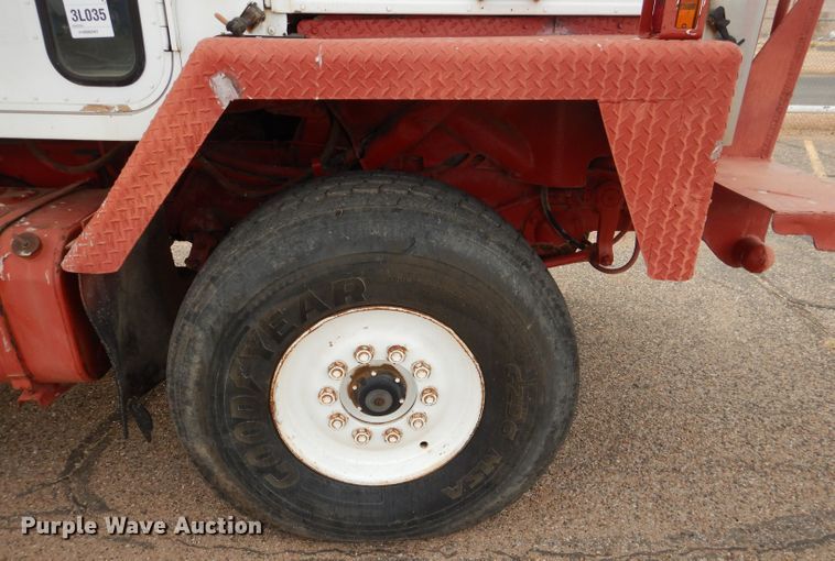 image for item DJ8900 1981 Interntaional F5070  winch truck