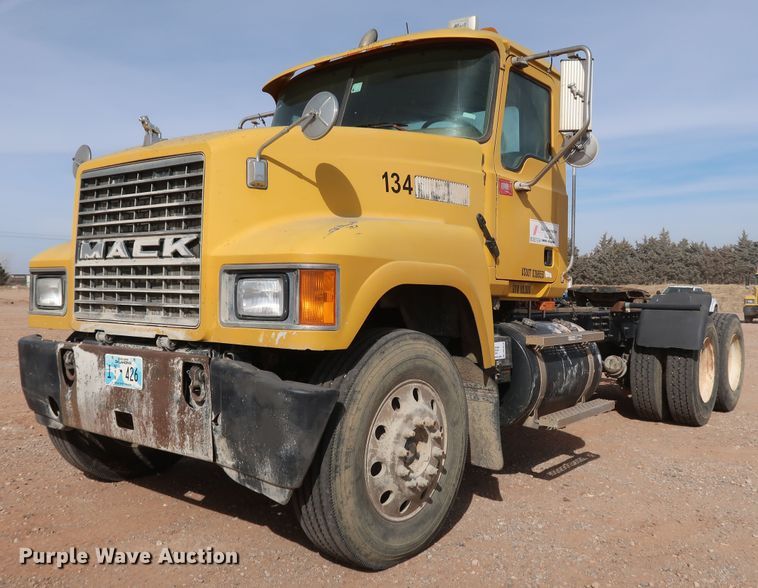 image for item DK3576 2006 Mack CHN613  semi truck