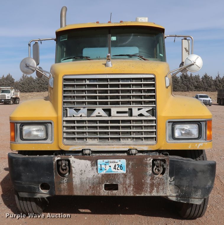image for item DK3576 2006 Mack CHN613  semi truck