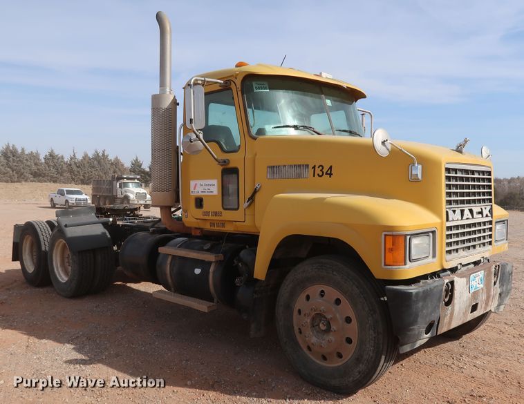 image for item DK3576 2006 Mack CHN613  semi truck