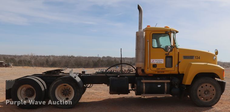 image for item DK3576 2006 Mack CHN613  semi truck