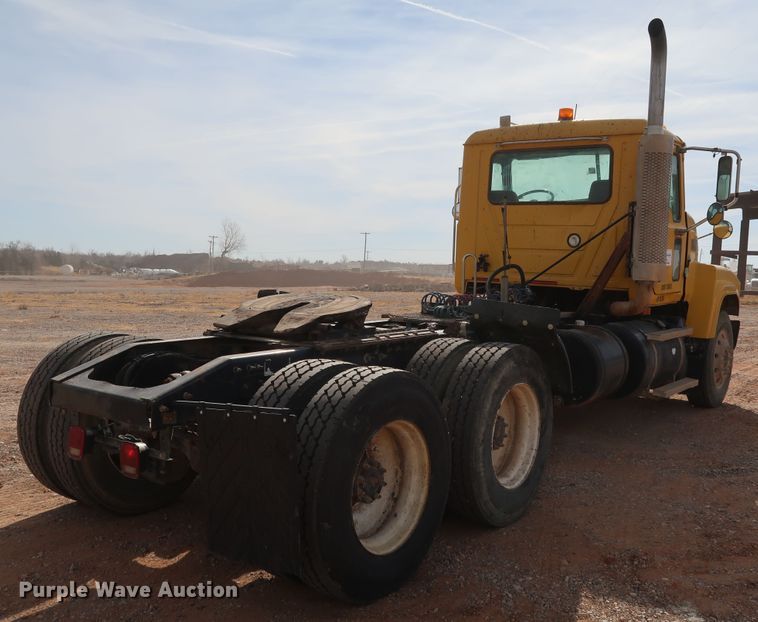 image for item DK3576 2006 Mack CHN613  semi truck