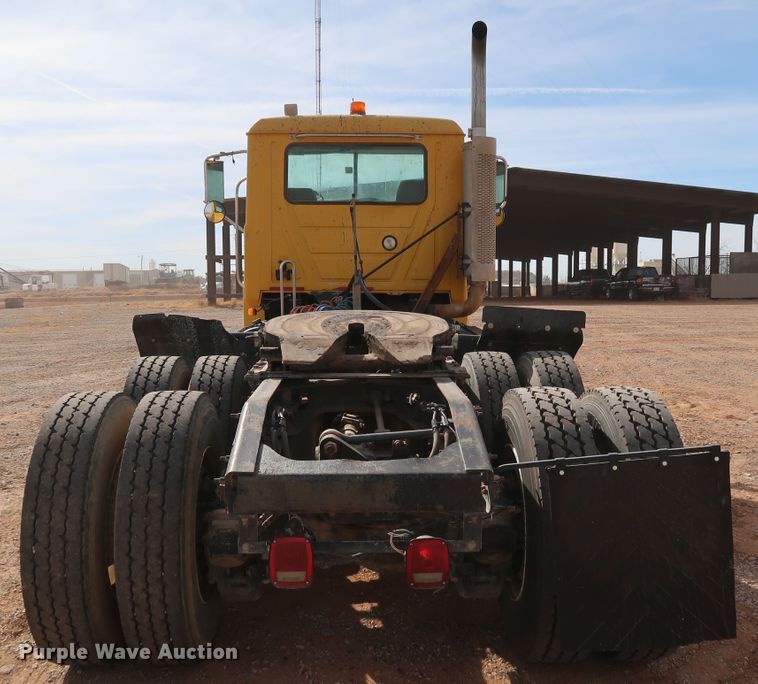 image for item DK3576 2006 Mack CHN613  semi truck