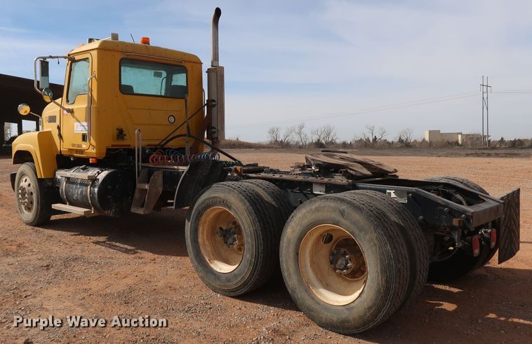 image for item DK3576 2006 Mack CHN613  semi truck