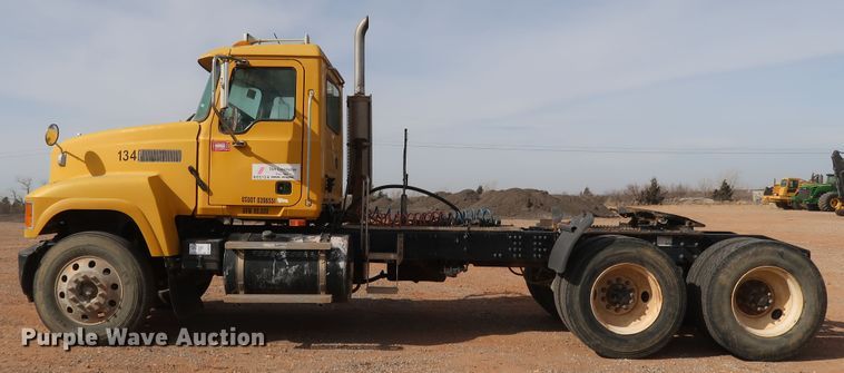 image for item DK3576 2006 Mack CHN613  semi truck