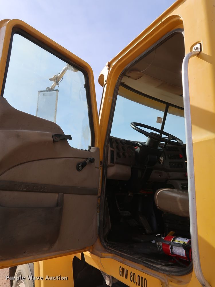 image for item DK3576 2006 Mack CHN613  semi truck