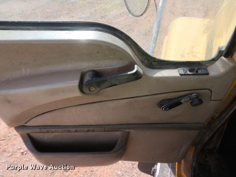 image for item DK3576 2006 Mack CHN613  semi truck