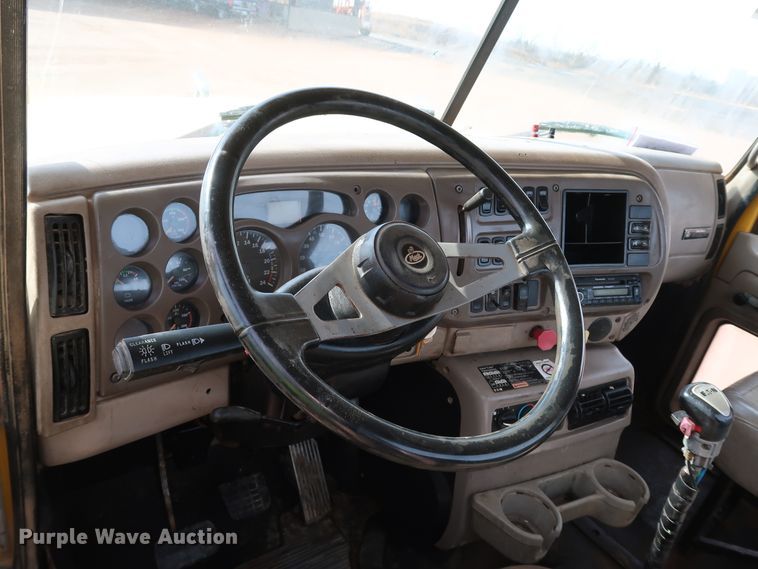 image for item DK3576 2006 Mack CHN613  semi truck