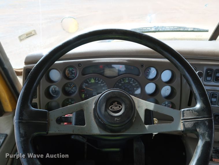 image for item DK3576 2006 Mack CHN613  semi truck