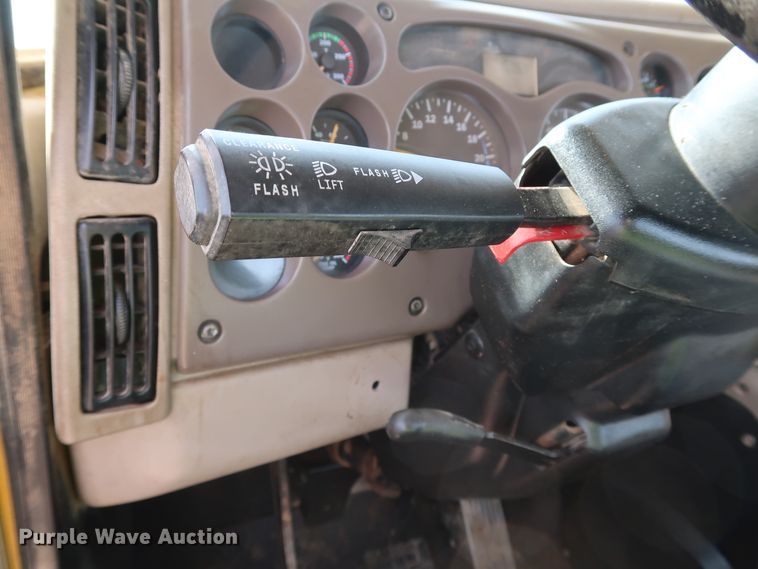 image for item DK3576 2006 Mack CHN613  semi truck