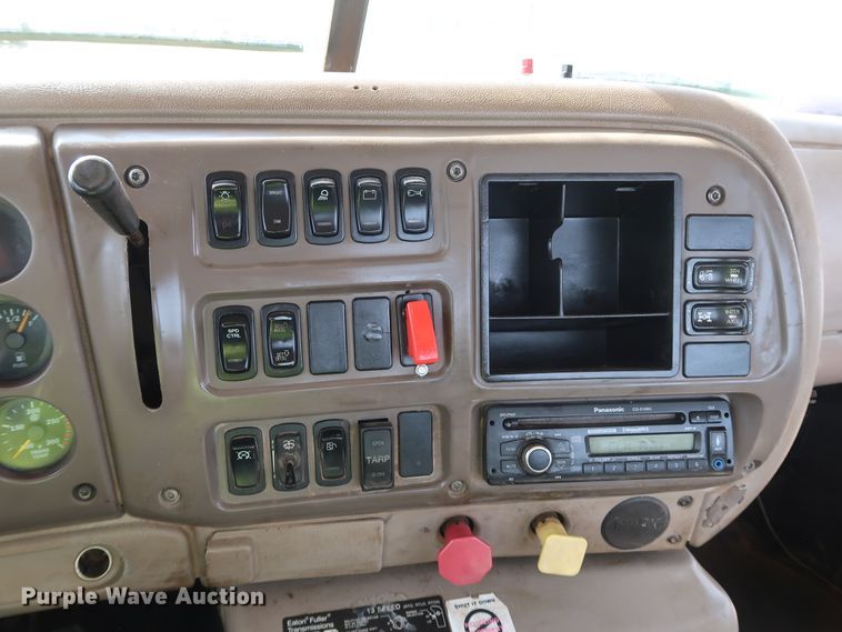 image for item DK3576 2006 Mack CHN613  semi truck