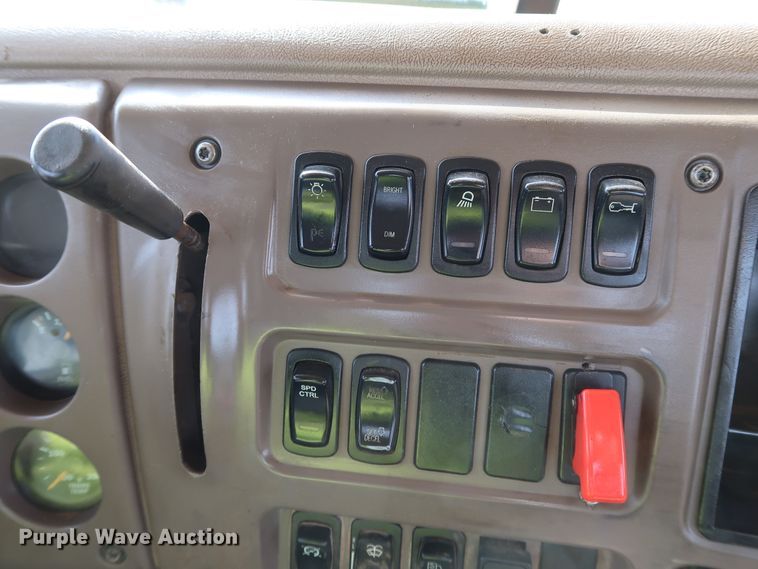 image for item DK3576 2006 Mack CHN613  semi truck