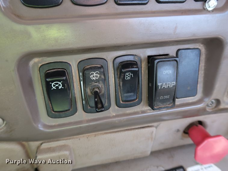 image for item DK3576 2006 Mack CHN613  semi truck