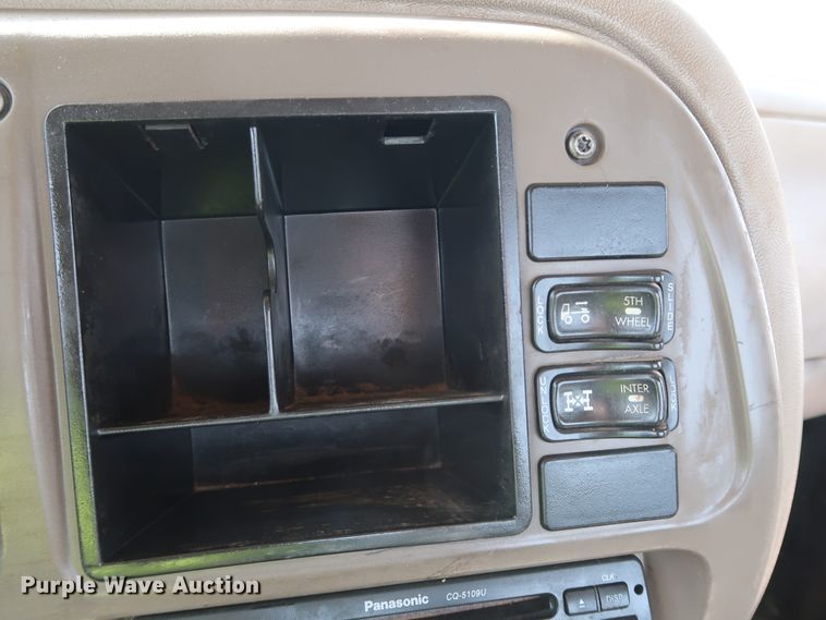 image for item DK3576 2006 Mack CHN613  semi truck