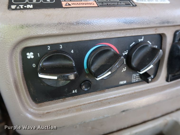 image for item DK3576 2006 Mack CHN613  semi truck