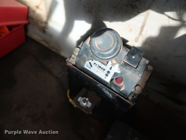 image for item DK3576 2006 Mack CHN613  semi truck