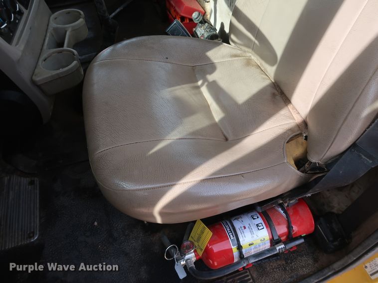 image for item DK3576 2006 Mack CHN613  semi truck