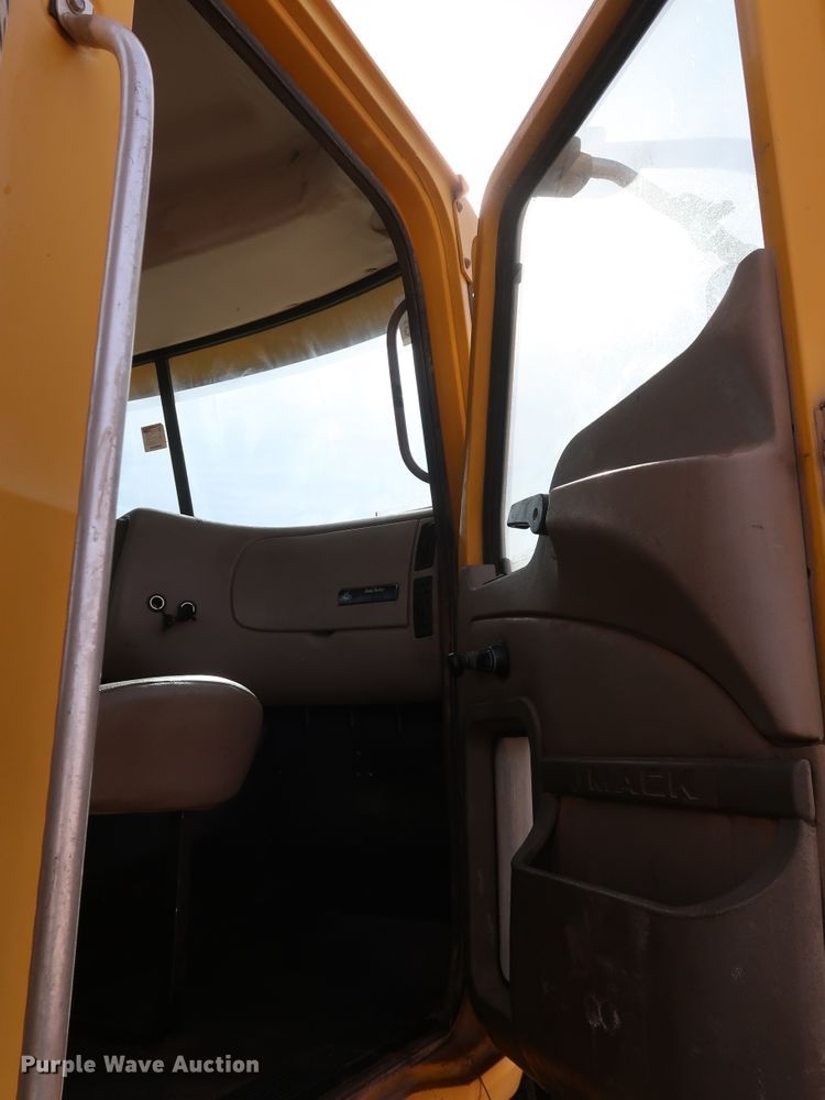 image for item DK3576 2006 Mack CHN613  semi truck