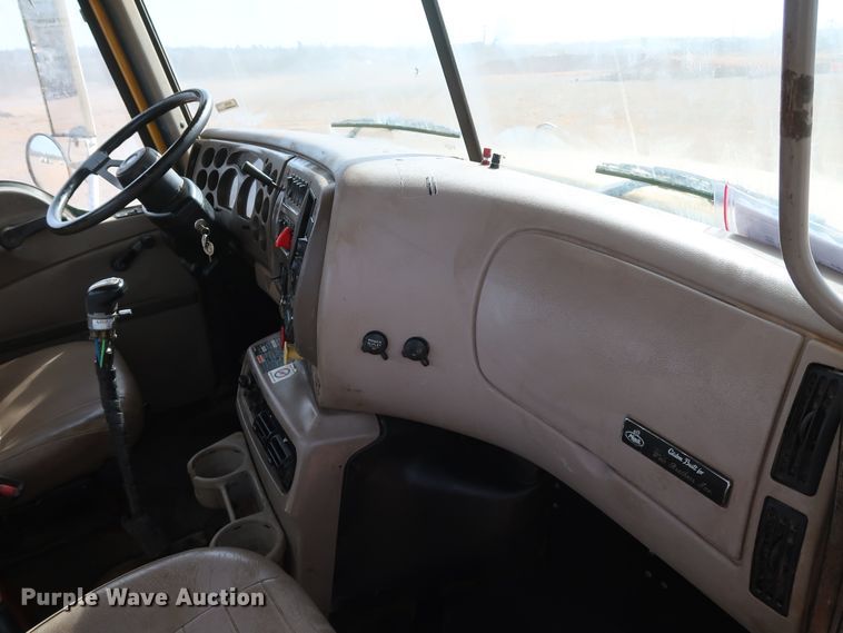 image for item DK3576 2006 Mack CHN613  semi truck