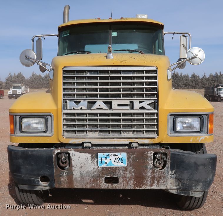 image for item DK3576 2006 Mack CHN613  semi truck