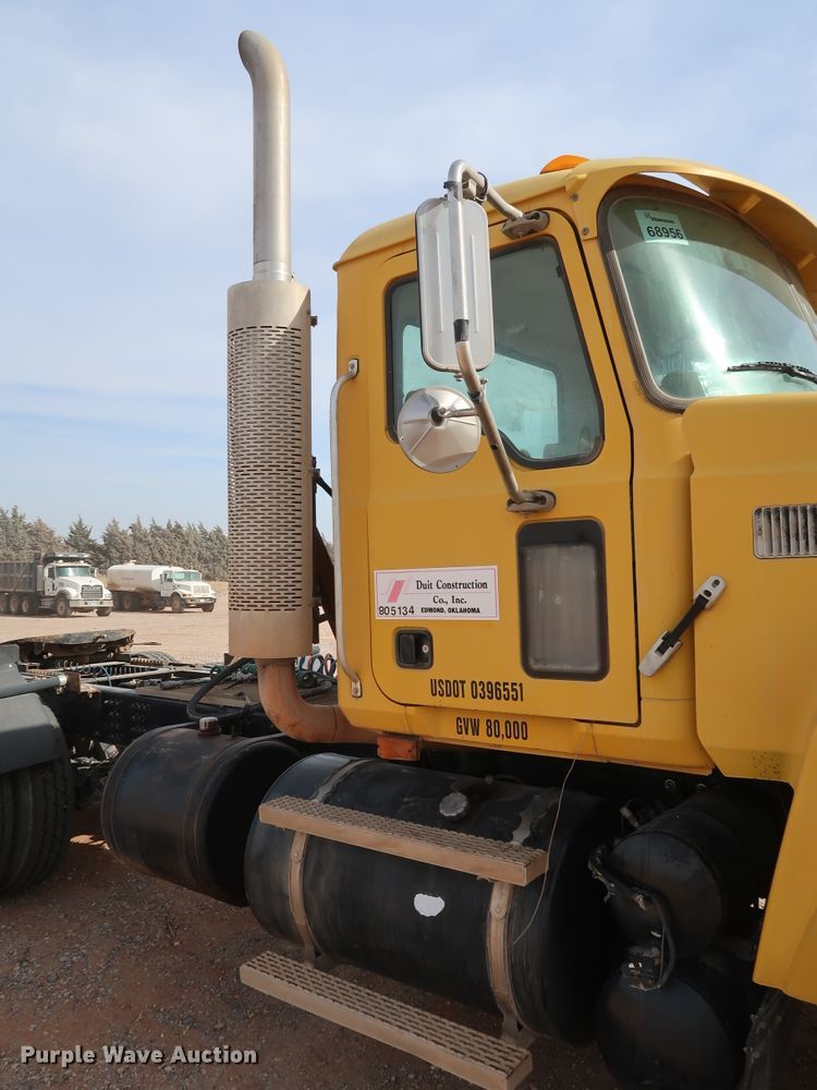 image for item DK3576 2006 Mack CHN613  semi truck