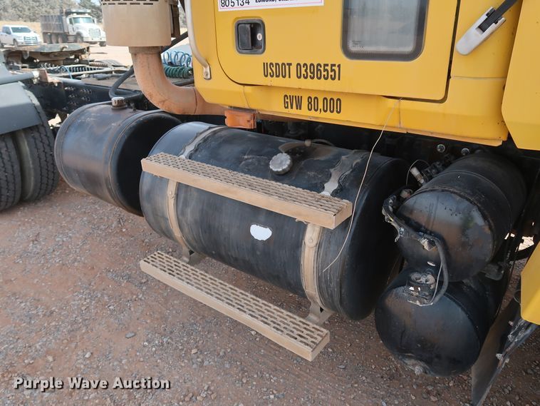 image for item DK3576 2006 Mack CHN613  semi truck