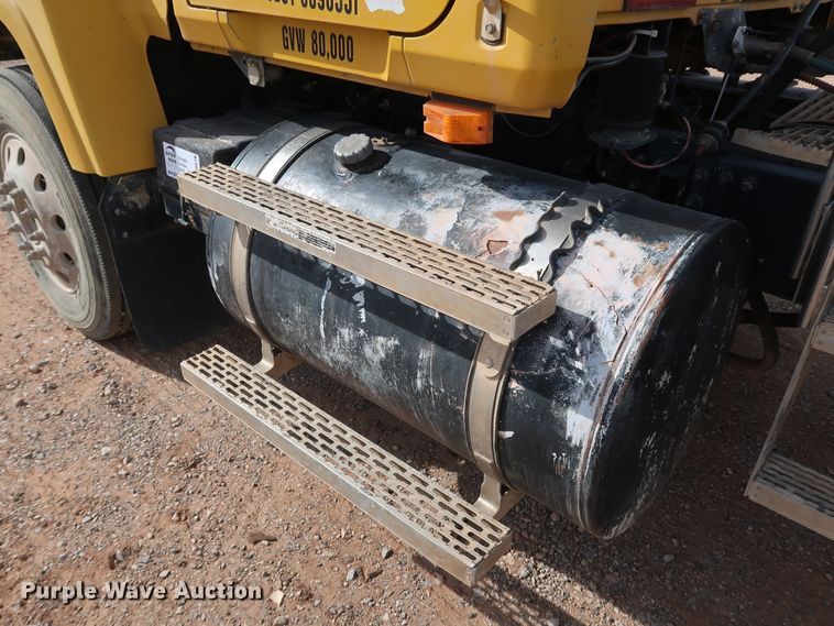 image for item DK3576 2006 Mack CHN613  semi truck